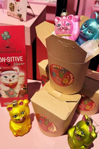 THE CABINET OF CURIOSITEAS Kerst Accessoire Lucky Cat Ornament (Assorted Colours) None