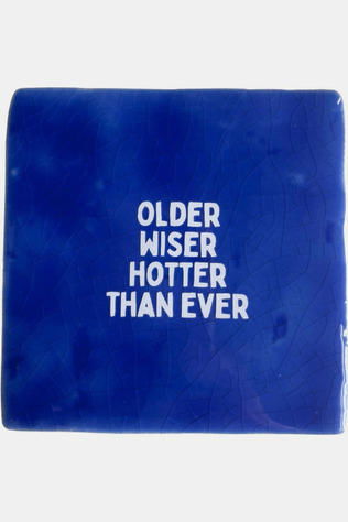 BLUDD Huis Accessoire Older Wiser Hotter Than Ever - Signature Tile Kobalt - Wit