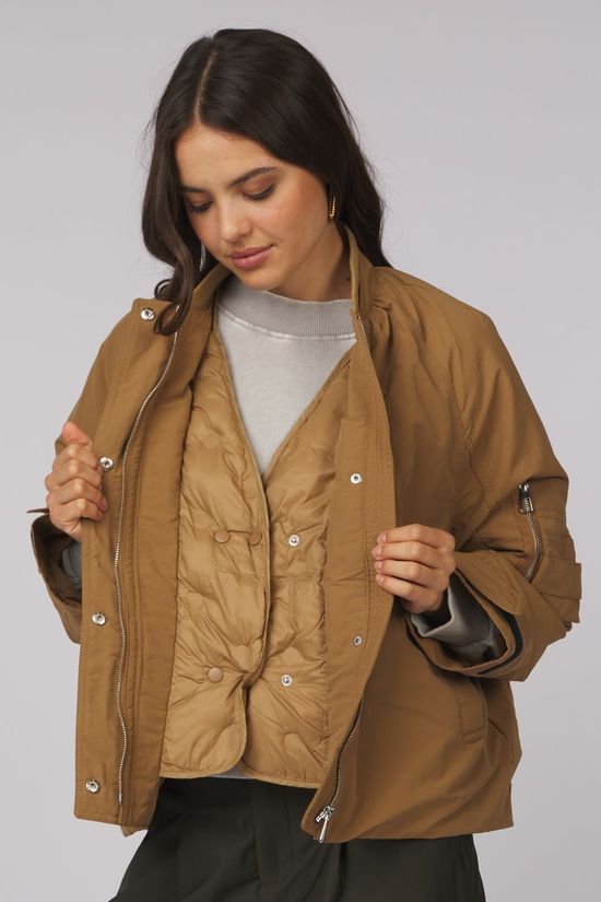 With Black Veste Grappy Dark Camel