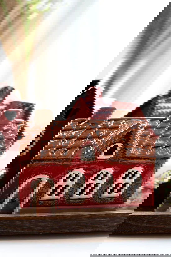 DET GAMLE APOTEK A/S Bougeoir Red House For T- Light, H 11Cm, W 14Cm, D 9Cm Red