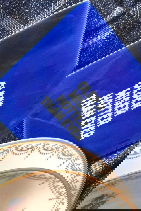 BLUDD Huis Accessoire Older Wiser Hotter Than Ever - Signature Tile Kobalt - Wit