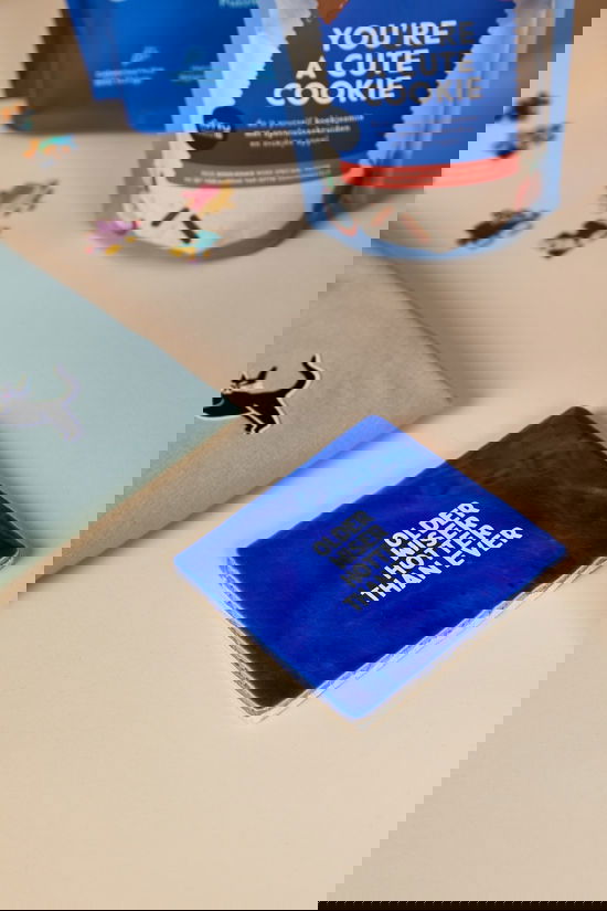 BLUDD Huis Accessoire Older Wiser Hotter Than Ever - Signature Tile Kobalt - Wit